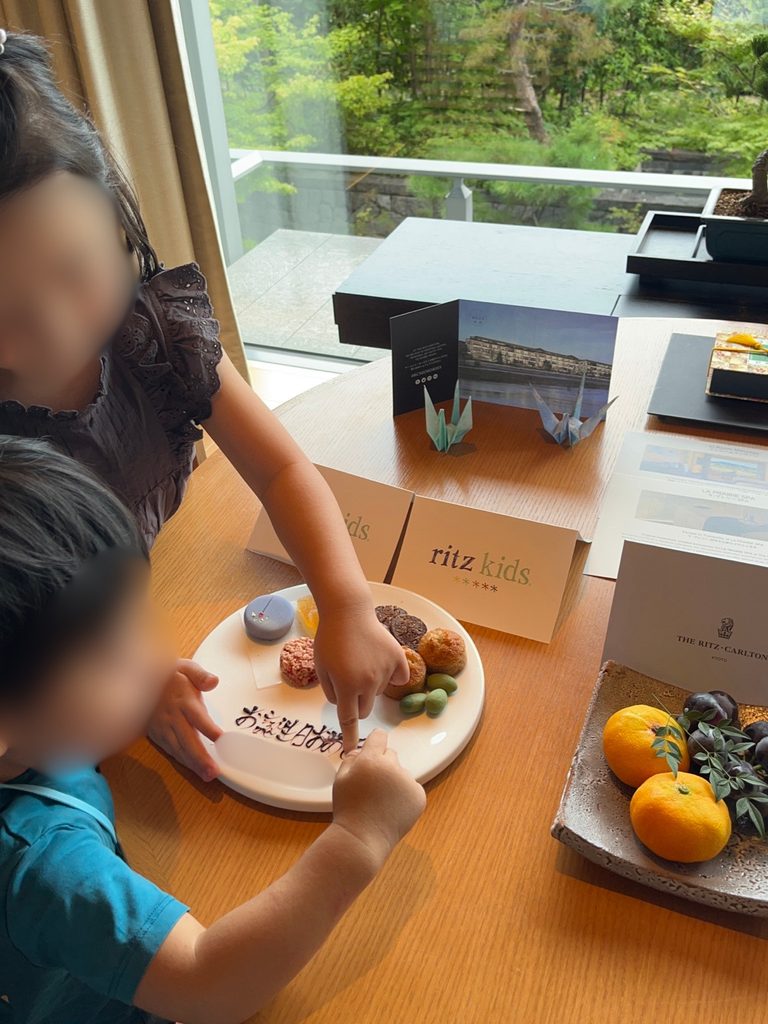 誕生日祝いのバースデープレートとお菓子