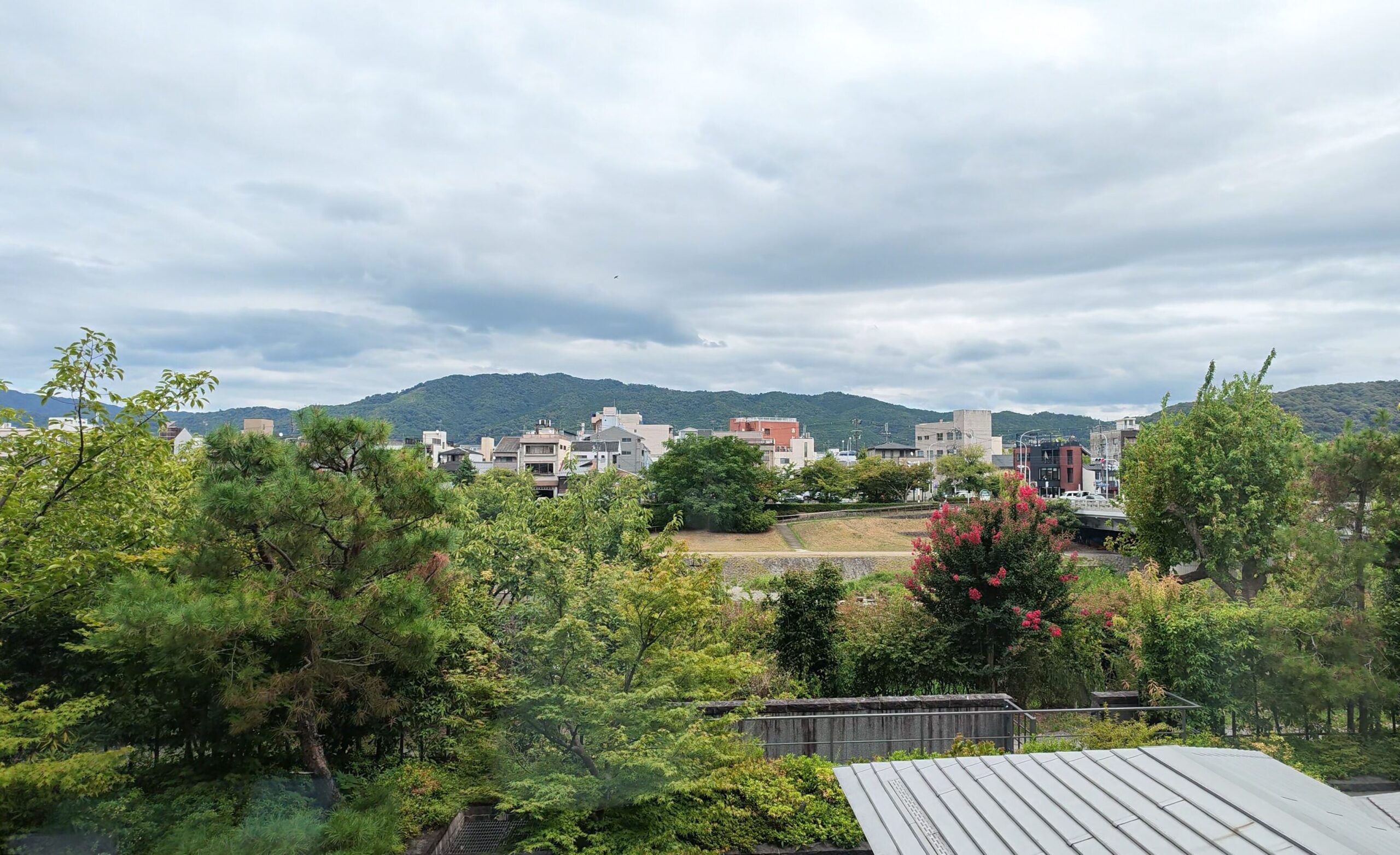 客室から見える鴨川と東山の景色